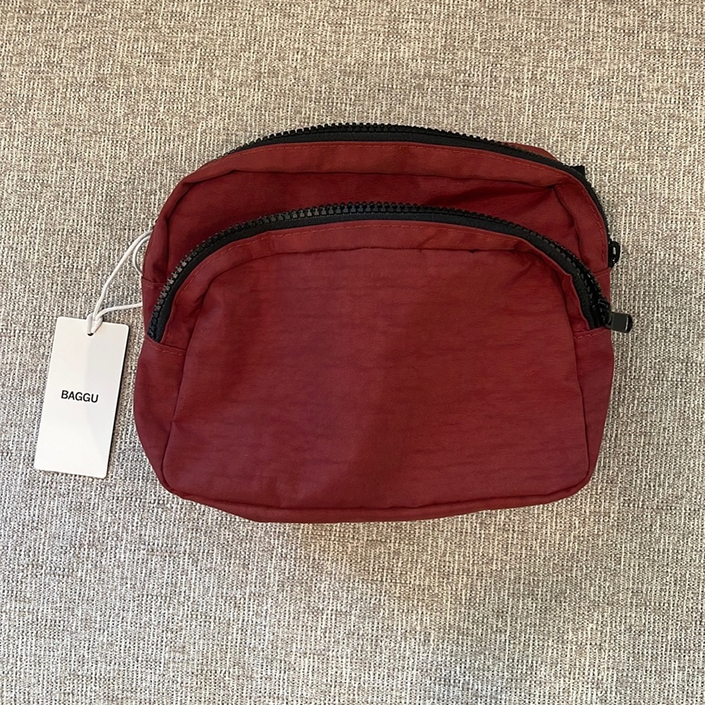 NWT Baggus Fanny pack in color chestnut